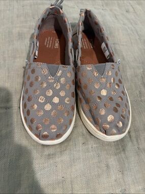 Toms Kids Slip-On Sneakers in Gray with Rose Gold Polka Dots Y1